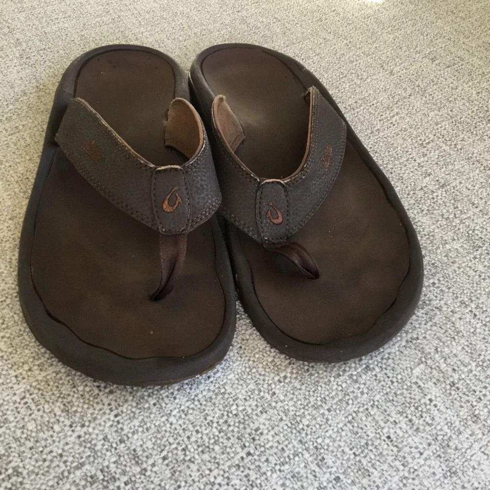 OluKai Men's Dark Brown Leather Flip-Flops